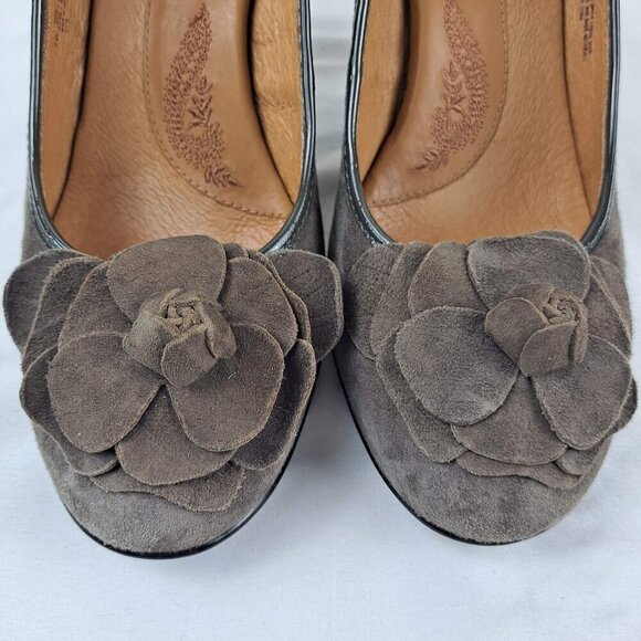 Sofft Size 8W Fiorella Gray Suede Leather Heels Flower on Front Round Toe NWOT - Picture 4 of 14